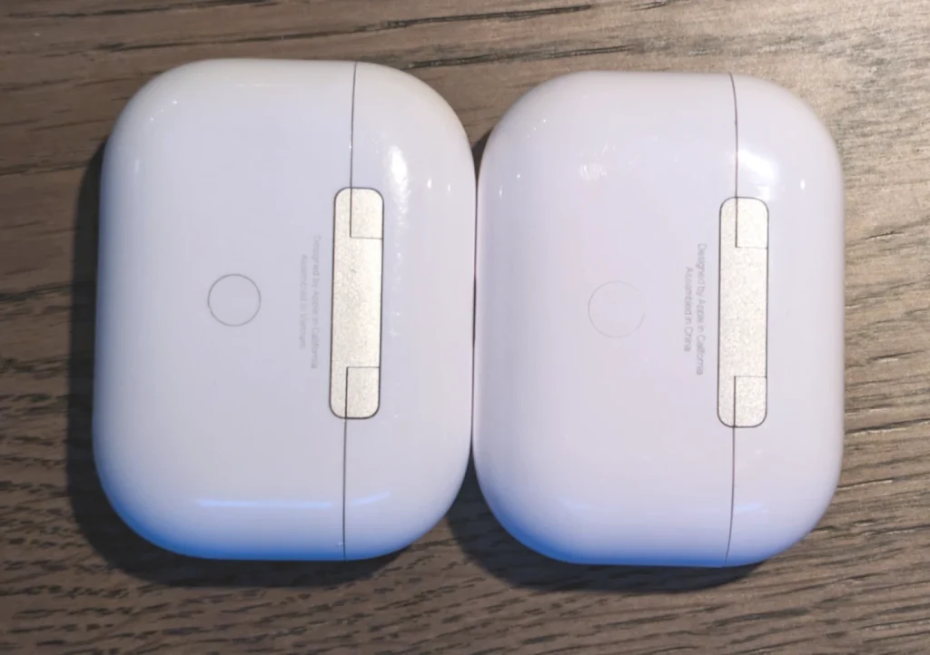 Een van deze AirPods cases is nep, de ander is echt. Zie jij het verschil?